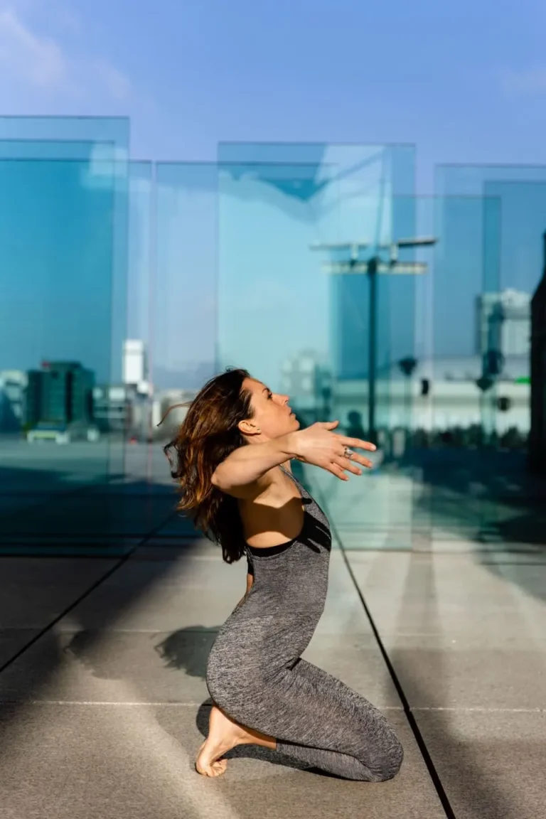 Coralie pratiquant le Yin yoga