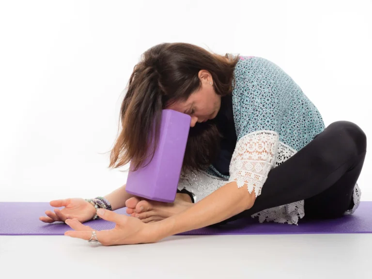 Pratiquante yin yoga à l entre deux réunion